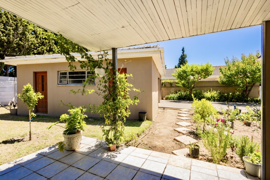 6 Bedroom Property for Sale in Schoongezicht Western Cape